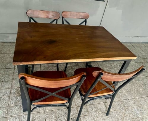 តុឈើមួយឈុតមួយសន្លឹកអត់ត