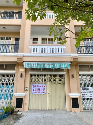 ផ្ទះល្វែងលក់/shop house for sale បុរី Moon town
