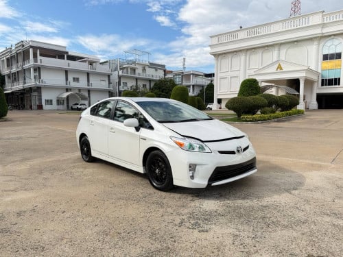 2013 Toyota Prius Option 3 ទើបរៀបចំហើយ