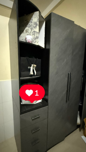 ទូរដាក់ខោអាវនៅថ្មីស្អាត