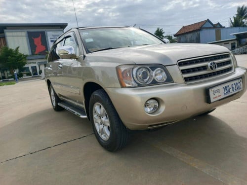 ឡានលក់ឆ្នាំ02V4ប៉ុង1ពណ៌ទឹកមាស