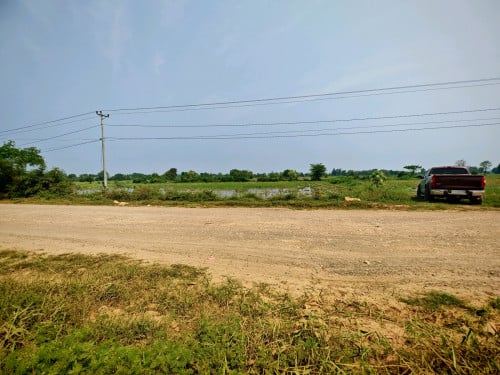 (ម្ចាស់ប្រញាប់លុយ)ដីនៅជ្រៃ ចុះពីហៃវ៉េ ប្រហែល3គីឡូ ផ្លូវទៅកំពីងពួយ មុខជាប់ផ្លូវ250ម