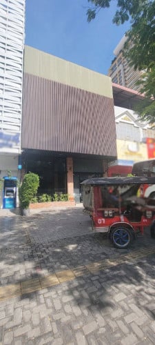 ហាងស្អាតស្រាប់ អតិតហាង កាហ្វេ Amazonដាក់ជួលលើផ្លូវធំ