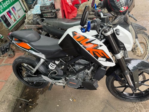 លក់duke 2015សានុំ មានស្លាកលេខបាត់កាត់គ្រី​ យកទៅជិះបានអត់បព្ហា​ ម៉ូតូនៅស្អាតល្អ​ចប់អារម្មណ៍ាត