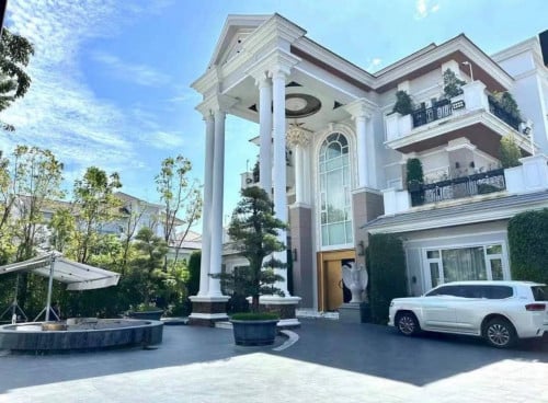 🎉 វីឡាឃីងប្រណិត សម្រេចដាក់លក់ និងជួល 👉ផ្ទះមានដេគ័រ និងមានអាងហែលទឹកធំ