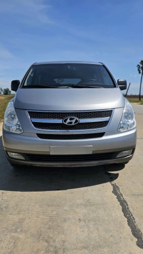 Grand starex 2011y ឡានស្អាតអត់បុកស្ងោរប្តូរពណ៌