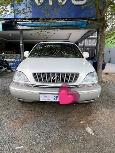 Lexus 300 ឆ្នាំ2000 ពណ៌សរកម្មម៉ មានដំបូលបើក មានប៉ុង2