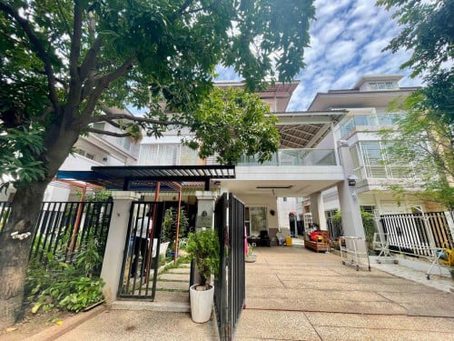 វីឡាឃ្វីនសម្រាប់លក់ នៅបុរីប៉េងហួត បឹងស្នោរ