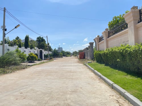 ដីលក់ ជិតអគារ បសស និង ផ្សារទំនើប អ៊ីអន២