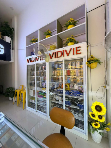 មានលក់ទូរតាំងគ្រឿងបន្លាស់ទូរសព្ទ័