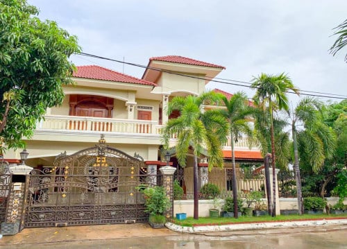 វីឡាទោល ដីធំ សម្រាប់លក់!!