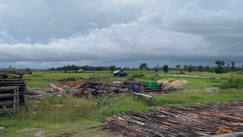 ដីលក់នៅខាងជេីងភ្នំប្រសិទ្ធក្រោយសាលាអូកុង(ក្បាលដីជាប់ផ្លូវ47m)