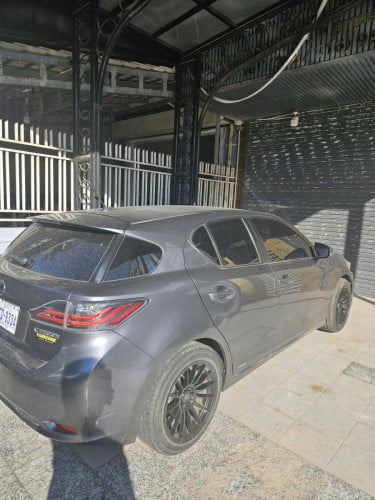 ឡានម្ចាស់ដើមផ្ទាល់ CT200H