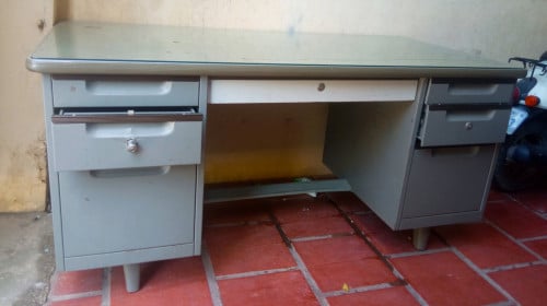 តុធ្វើការ (Secondhand Desk)