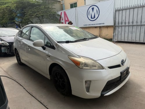 2012 Toyota Prius ស ក្នុង លឿង ទើបទម្លាក់ ឡានថ្មី