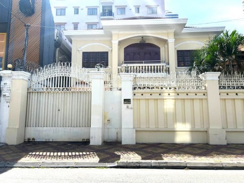 Villa for Rent in BKK1 – Large Land Size✨