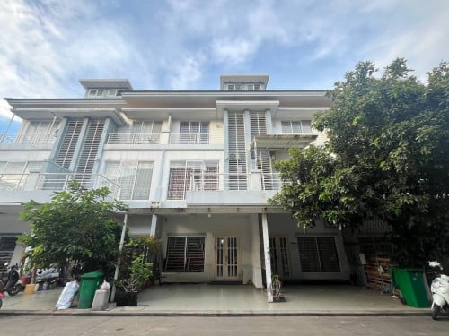 វីឡាកូនកាត់សម្រាប់លក់នៅ បុរីប៉េងហួតស្ទឹងមានជ័យ