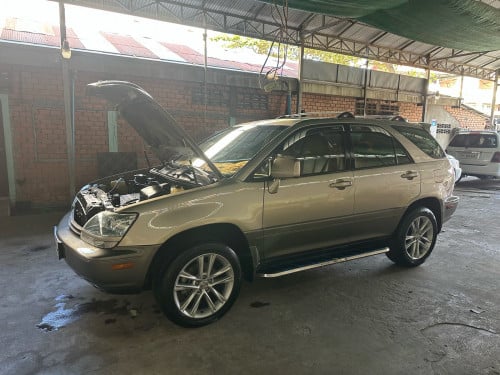 ឡានលក់ឆ្នាំ 2000 ប៉ុងមួយឡើង 03 ហើយ