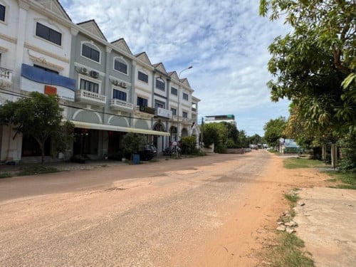 ផ្ទះល្វែងអាជីកម្មនៅក្រោយវិទ្យាល័យអង្គរលេីផ្លូវកៅស៊ូ25មក្រុងសៀមរាប