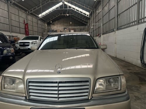 លក់ Mercedes c-230អត់បុកអត់ប៉ះនៅស្អាតទាំងក្នុងទាំងក្រៅ