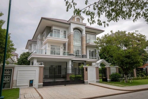 ផ្ទះជួល បុរីប៉េងហ៊ួត ផ្លូវជាសុធារ៉ា👉🏻តម្លៃ 3500$/1ខែ👉🏻កក់2បង់1