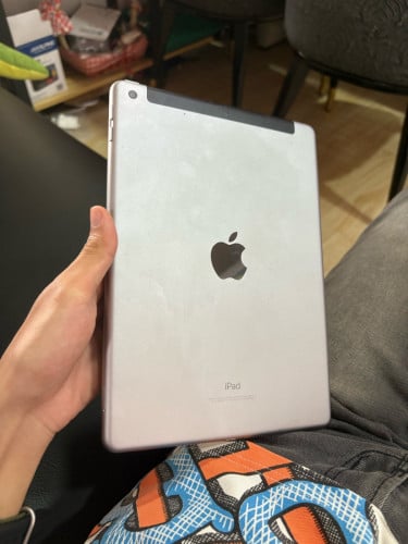 Ipad 6th 128g sim+wifi លក់ចេញហើយបងបង