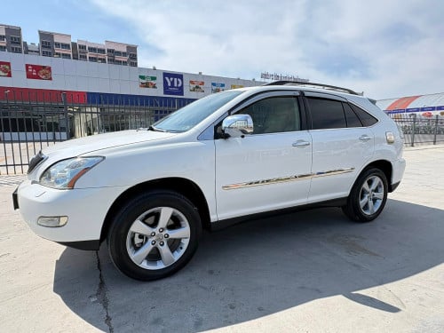 Lexus 2004 half full Pong 2 very nice car