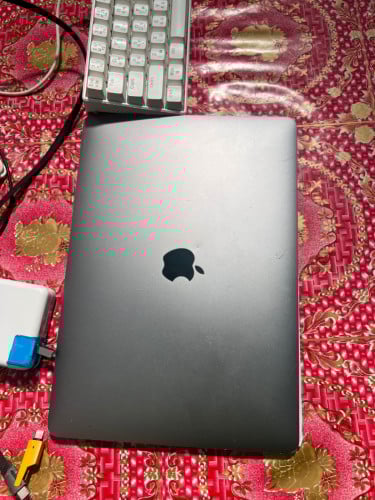 Macbook pro 2019 ស្ទើតួបន្តិច