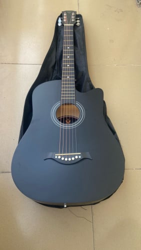 Resell guitar Livis