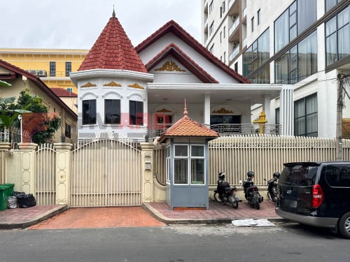 Spaciou 6 Bedrooms Villa  Available for Rent in Doun Penh Area.