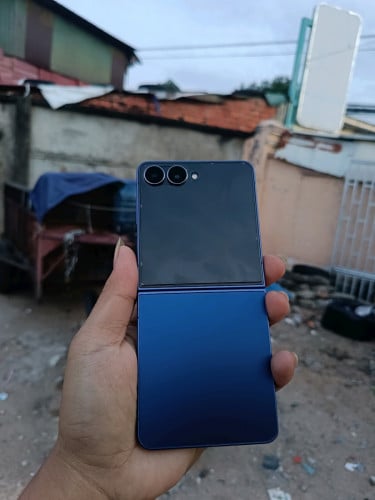 Z Flip 7 Ram 12 512G 99.99% ក្រុមហ៊ុន
