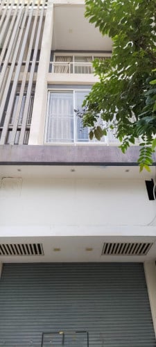 ផ្ទះអាជីវកម្មលើផ្លូវធំ ជីពម៉ុងសែនសុខ