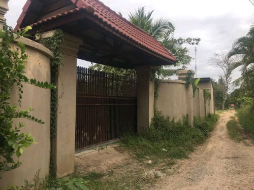 ដីលក់ក្នុងទីប្រជុំជន មានផ្ទះស្រាប់អាចរស់នៅក៏បាន ដាក់ជួលក៏បាន មានរបងថ្មពទ្ធ័ជុំវិញស្រាប់