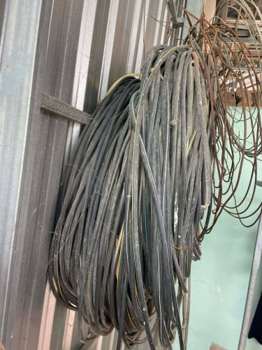 ខ្សែរភ្លើងប្រើបាន1ឆ្នាំលក់  1ម តំលៃ​ 1500​៛