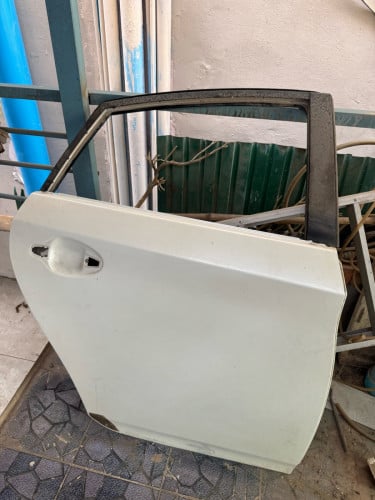 ទា្វក្រោយខាងស្ដាំព្រូស2010