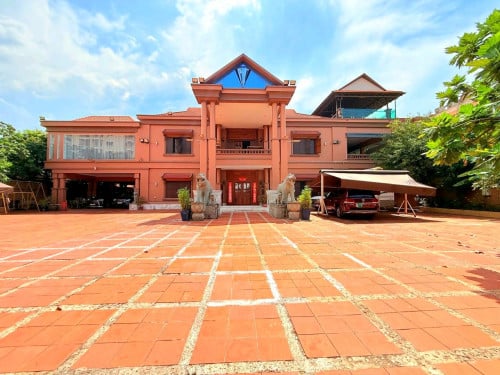 ផ្ទះវីឡាកែង(ដីធំ)លក់បន្ទាន់ នៅលើផ្លូវ566 សង្កាត់បឹងកក់ទី2 ខណ្ឌទួលគោក