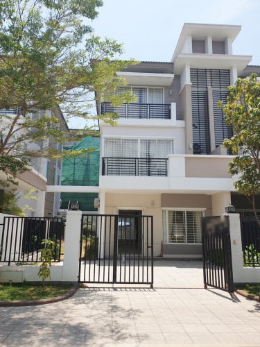 វីឡាភ្លោះA សម្រាប់ជួលក្នុងបុរីប៉េងហួតបឹងស្នោរ