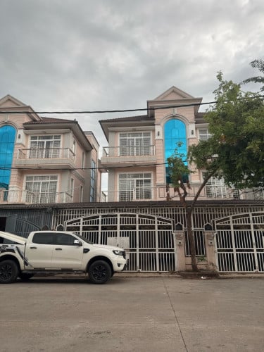 ផ្ទះវីឡាភ្លោះលក់ នៅបូរីCrystal