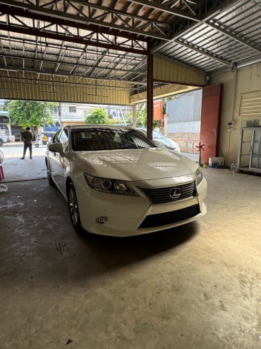 ស្តុកថ្មី Lexus ES 300h 2014