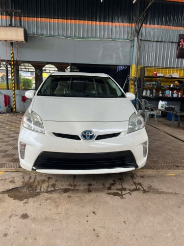 Prius 2013 ឡាន​ Cali អត់​បុក​ អត់​ច្រេះ