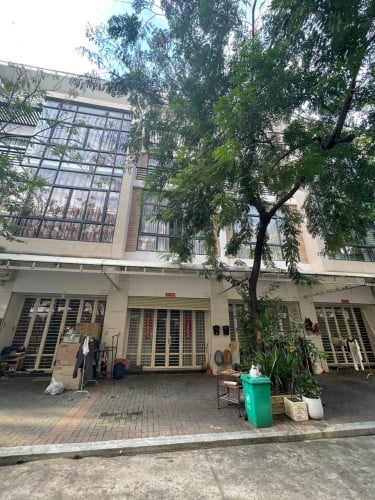 Shop house 4 Bedrooms For Rent At Peng Hout Beoung Snor