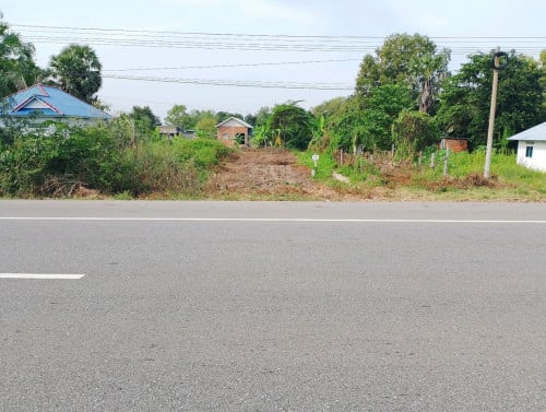 ជាប់ផ្លូវជាតិលេខ៥ ជិតសាលាឃុំព្រៃតូច