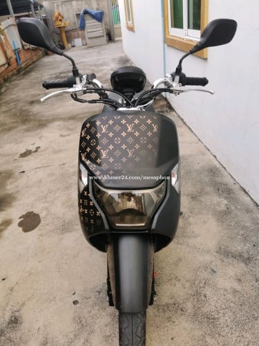 ម្ចាស់ផ្ទាស់ DUnk 880$