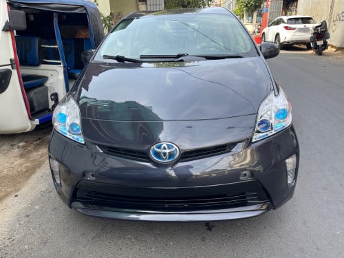 ឡានលក់​ Pruis 014  ពណ៌ប្រផេះ​ ក្នុងសរ​  ក្រដាស់​ពន្ធថ្មី​ អេមណាស់​បងៗ