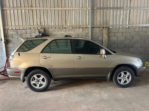 01ប៉ុង1ឡានស្អាតម្ចាស់ដេីមលក់9500$