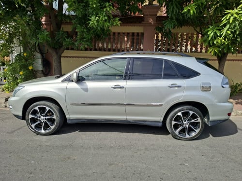 Lexus RX330 ឆ្នាំ2004 half full ប៉ុង2 optionអឺរ៉ុប ពណ៍ទឹកប្រាក់ ស្លាកលេខ2AI××××.