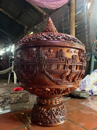 ផ្តិលចំលាក់ធ្វើពីឈើធ្នុង ធំខ្លាំងសម្រាប់តាំងនៅសណ្ឋាគារ