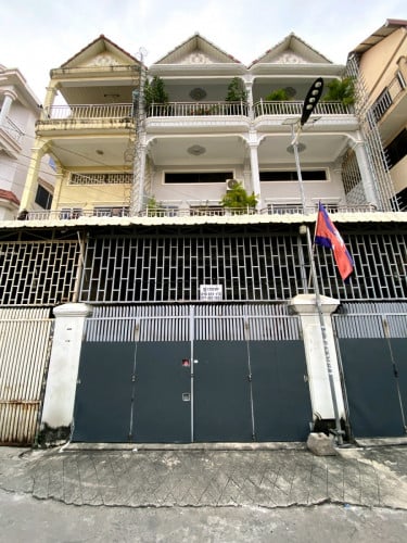 ផ្ទះលក់បន្ទាន់ ជិតស្តុបអូរបែកក្អម ក្រោយការ៉ាស់តេលាខ្មែរ មុខកាកបាទក្រហមកម្ពុជា