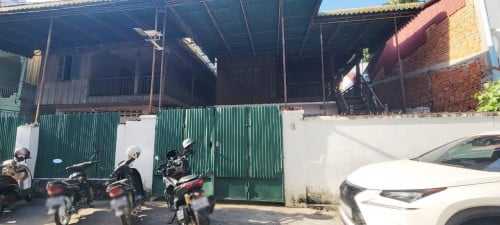 ផ្ទះជួលក្រោយវាំង ដីធំទូលាយ