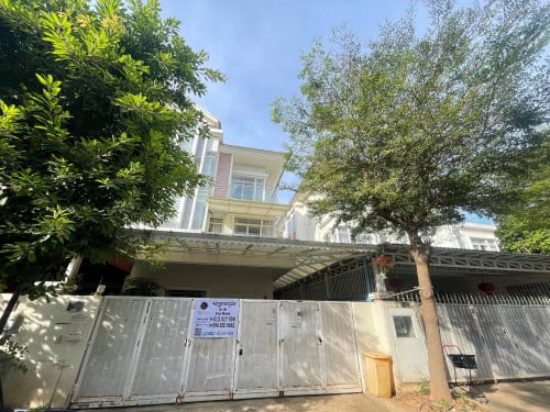 វីឡាភ្លោះ​សម្រាប់ជួល​ បុរីជីបម៉ុង​ ជិតអ៉ីអនសែនសុខ